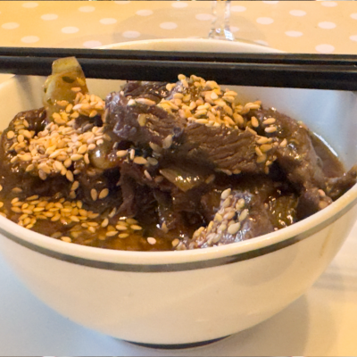 Bœuf Caramélisé au Miel et aux Oignons